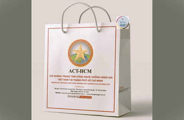 Túi giấy kraft màu trắng in logo, tên thương hiệu, thông tin doanh nghiệp