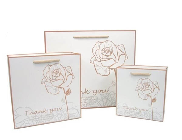 Thiết kế túi giấy đựng mỹ phẩm nền trắng và họa tiết in ép kim đẹp mắt, sang trọng