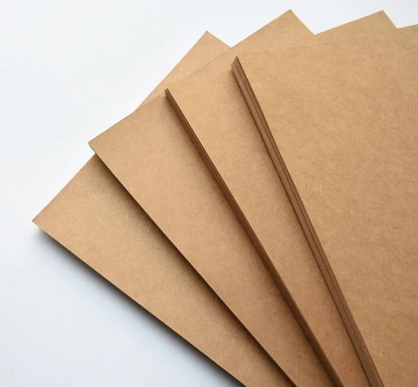 Giấy kraft là gì? Giấy kraft là loại giấy xi măng được sản xuất từ chất liệu bột giấy hóa học của gỗ mềm, được xử lý qua công đoạn kraft