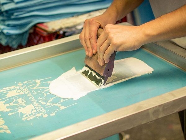 Thực hiện thao tác in lụa