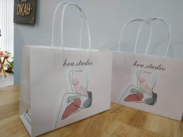 Túi giấy kraft trắng đựng quần áo thời trang