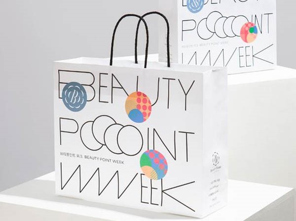 Túi giấy kraft trắng in chữ cùng họa tiết tròn và logo doanh nghiệp