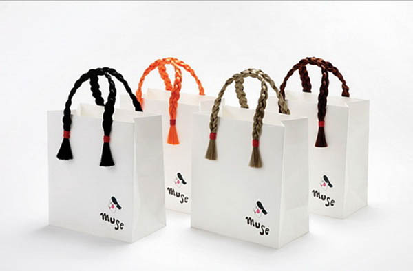 Mẫu túi giấy đựng mỹ phẩm với thiết kế quai độc đáo, ấn tượng