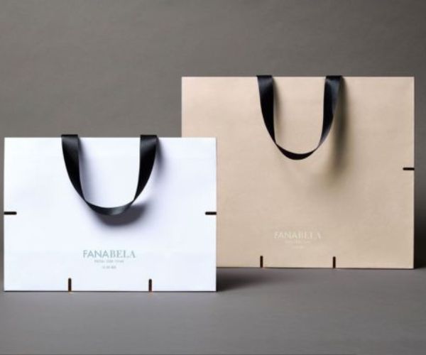 Túi giấy Ivory sở hữu tính thẩm mỹ cao với bề mặt giấy mịn màng