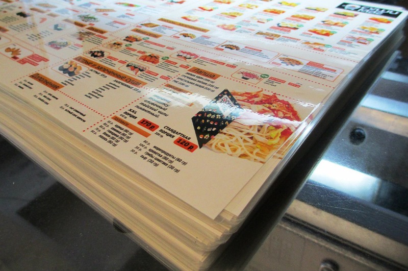 In menu ép Plastic là lựa chọn hàng đầu, đảm bảo độ bền màu, chất lượng màu sắc menu
