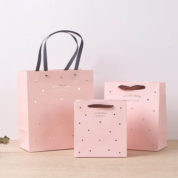 Thiết kế túi giấy quà tặng đựng mỹ phẩm đẹp, sang trọng