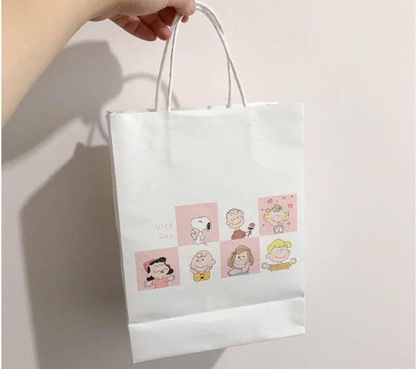 Túi giấy kraft màu trắng in họa tiết hoạt hình