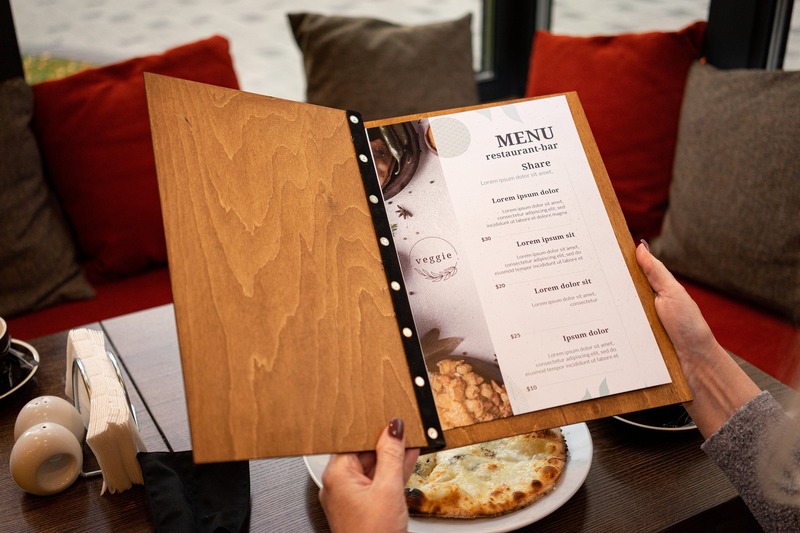 Menu bìa gỗ thường có trọng lượng nặng nên cần cân nhắc đối tượng sử dụng và cách thức phục vụ