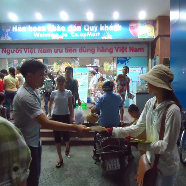Phát tờ rơi tại siêu thị