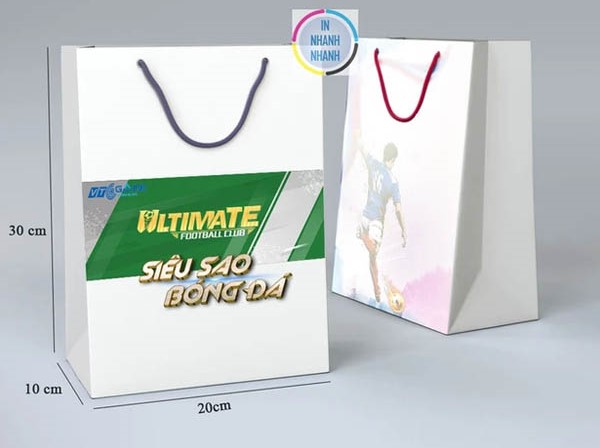 Túi giấy kraft tone trắng in hình ảnh tượng trưng cho bóng đá