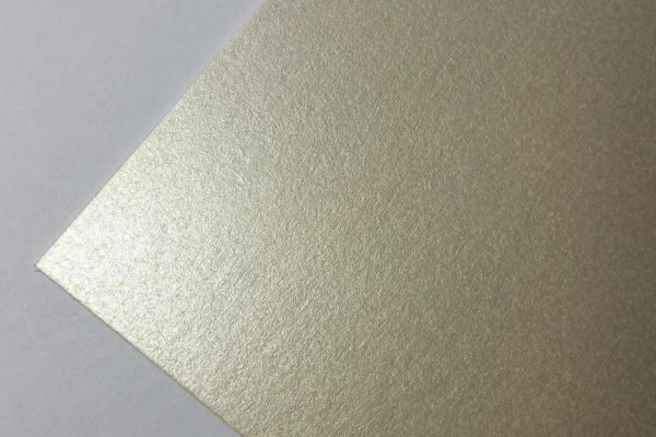 Giấy Stardream nổi bật với ánh nhũ kim loại